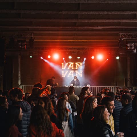 Un dj tocando delante de personas en un festival
