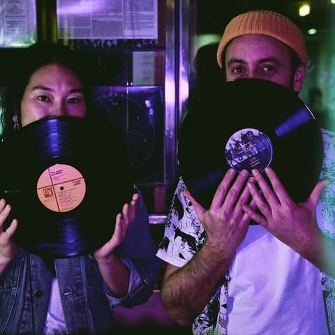 Dos miembros del equipo tapando medio rostro con vinilo