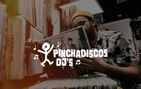 Jordi buscando vinilos en una caja